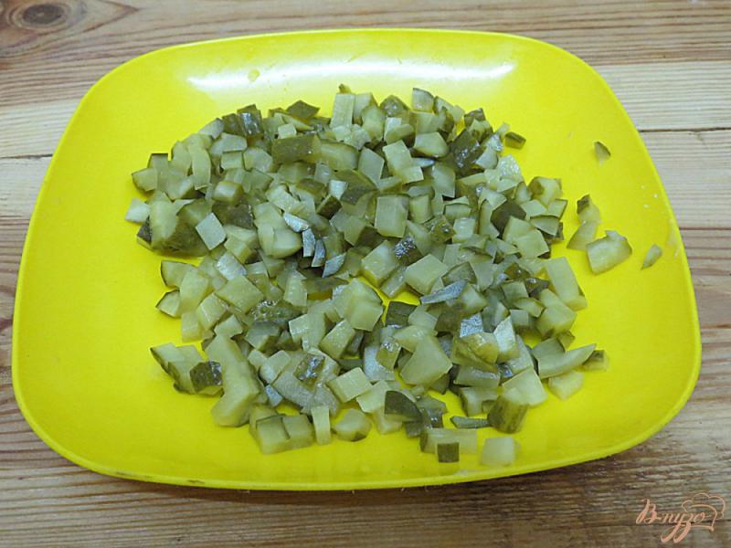 Фото приготовление рецепта: Салат из куриного филе с маринованными маслятами шаг №5