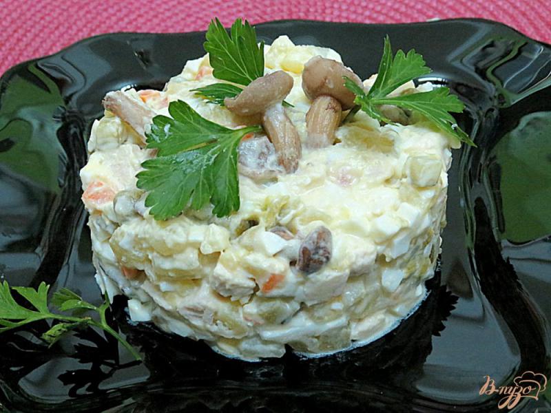 Фото приготовление рецепта: Салат из куриного филе с маринованными маслятами шаг №7