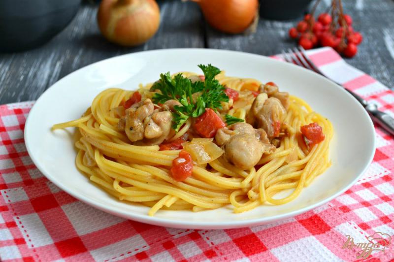 Фото приготовление рецепта: Спагетти с курицей и помидорами в сковороде шаг №5