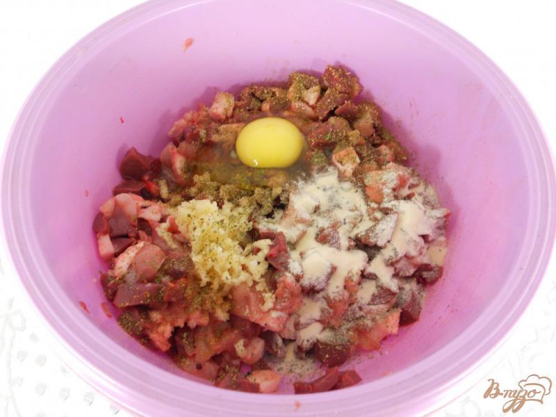 Фото приготовление рецепта: Колбаски из курицы и свиного сердца шаг №2