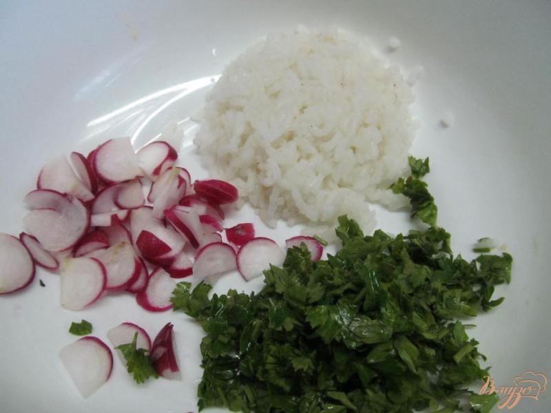 Фото приготовление рецепта: Салат с редисом и крабовыми палочками шаг №1