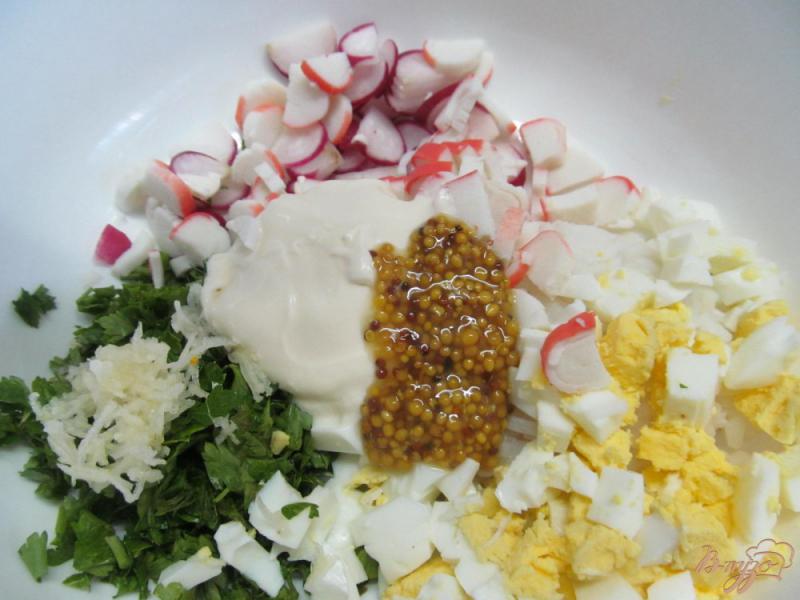 Фото приготовление рецепта: Салат с редисом и крабовыми палочками шаг №3