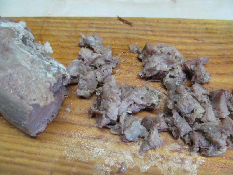 Фото приготовление рецепта: Салат из свиного языка с рисом и свеклой шаг №4