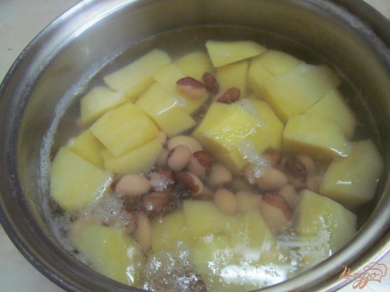Фото приготовление рецепта: Теплый картофельный салат с редькой шаг №3