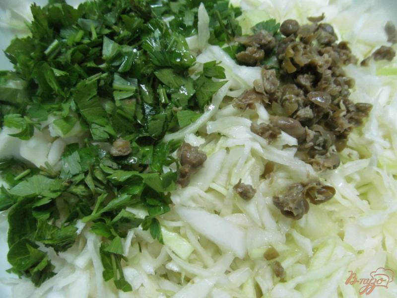 Фото приготовление рецепта: Салат из капусты с каперсами шаг №2
