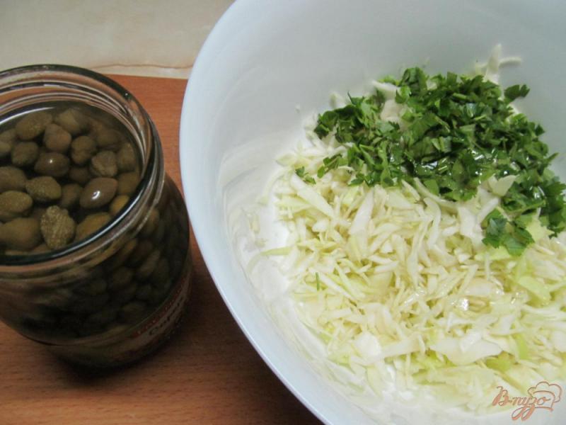 Фото приготовление рецепта: Салат из капусты с каперсами шаг №1