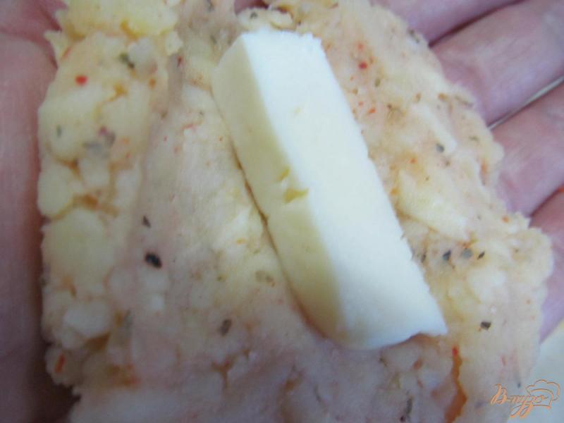 Фото приготовление рецепта: Картофельная закуска с сыром шаг №4