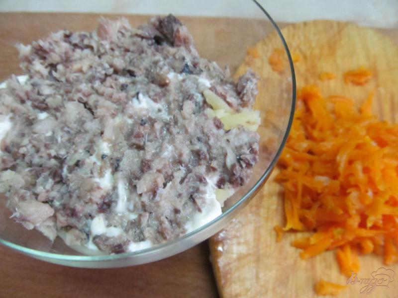 Фото приготовление рецепта: Салат из консервированной сайры шаг №2