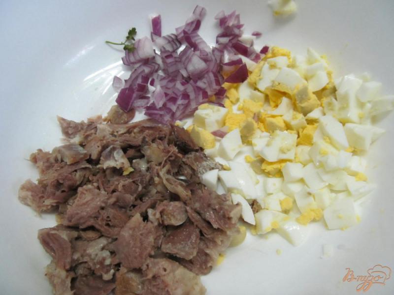 Фото приготовление рецепта: Салат из языка с овощами шаг №2