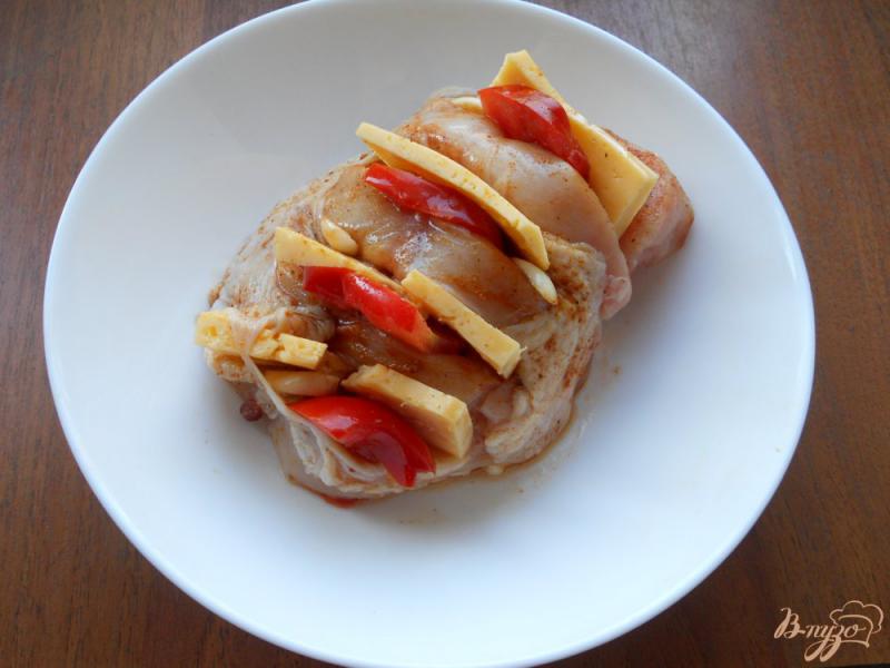 Фото приготовление рецепта: Грудка куриная с помидорами и сыром на пару шаг №3