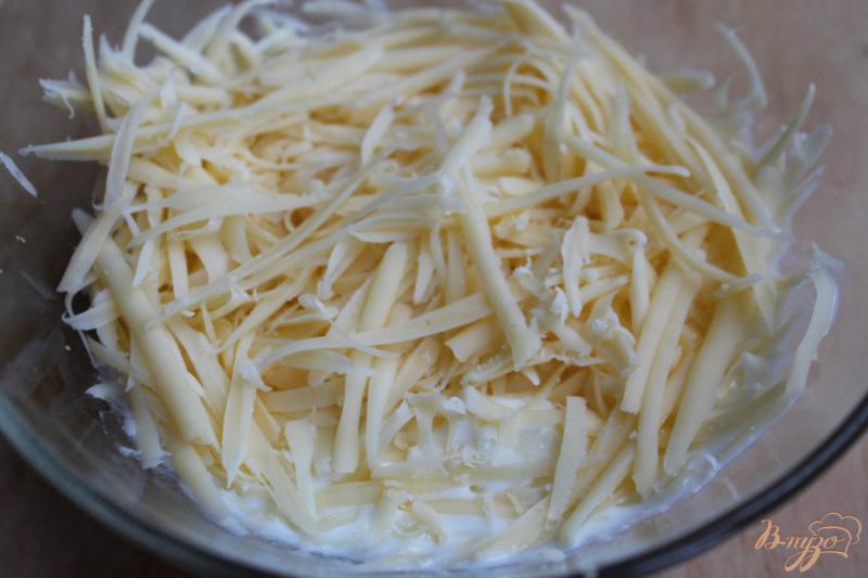Фото приготовление рецепта: Мольва с луком и сыром шаг №3