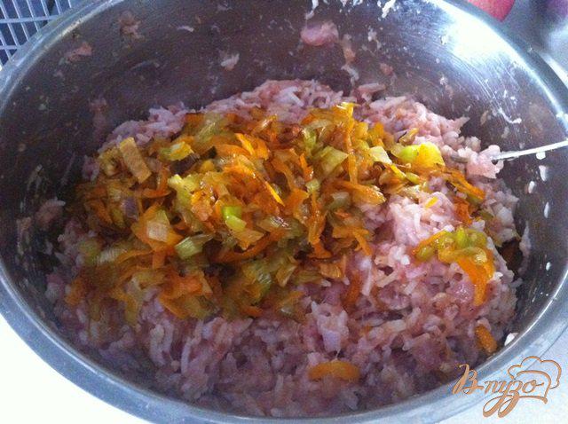 Фото приготовление рецепта: Болгарский перец, фаршированный мясом и рисом шаг №7