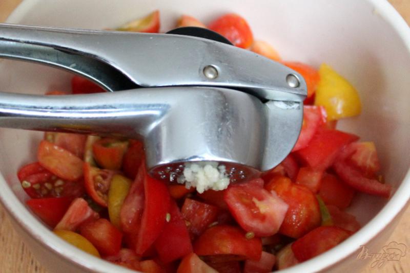 Фото приготовление рецепта: Грибной салат с помидорами и шпинатом шаг №2