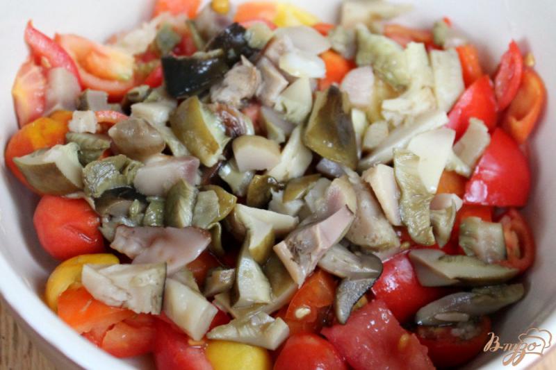 Фото приготовление рецепта: Грибной салат с помидорами и шпинатом шаг №3