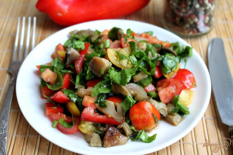 Фото приготовление рецепта: Грибной салат с помидорами и шпинатом шаг №6
