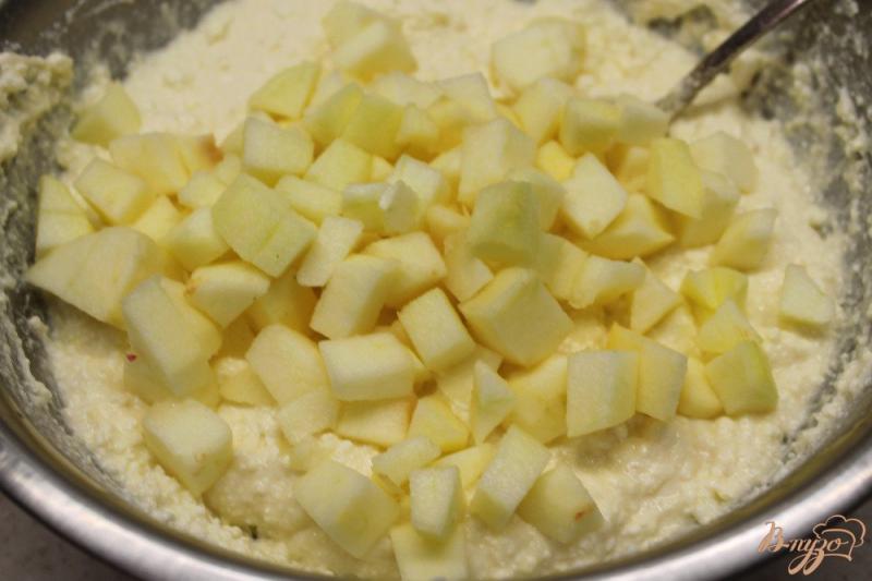 Фото приготовление рецепта: Творожный пирог с финиками и яблоком шаг №5