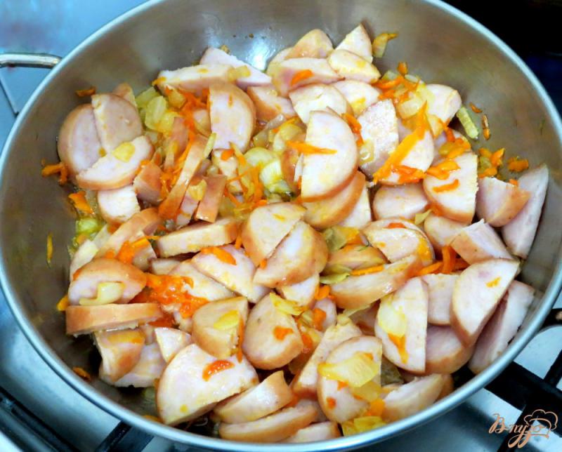 Фото приготовление рецепта: Суп с колбасой и солёными огурцами шаг №4