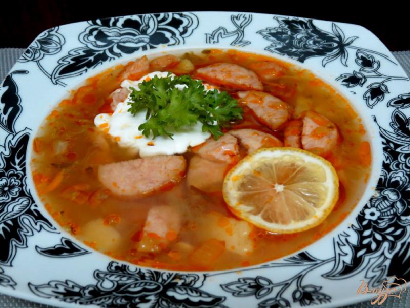 Фото приготовление рецепта: Суп с колбасой и солёными огурцами шаг №8