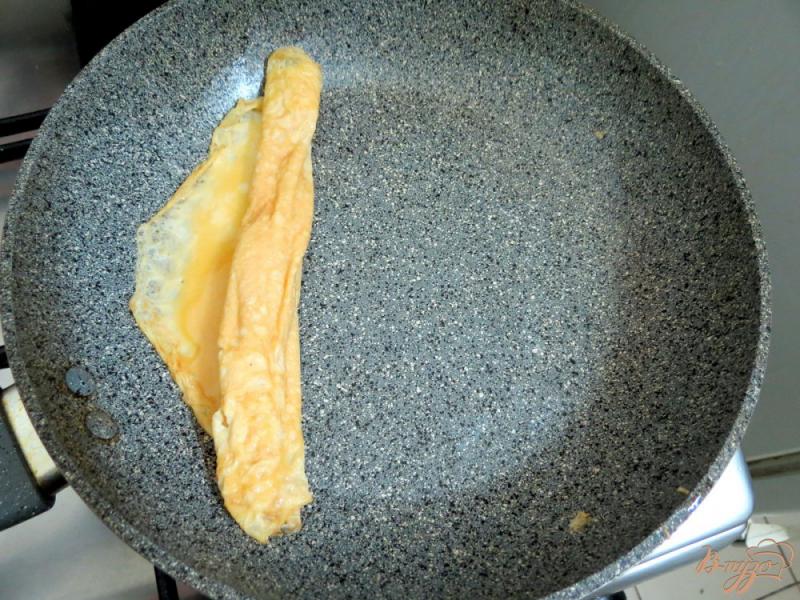 Фото приготовление рецепта: Японский сладкий омлет (Тамаго-яки) шаг №7