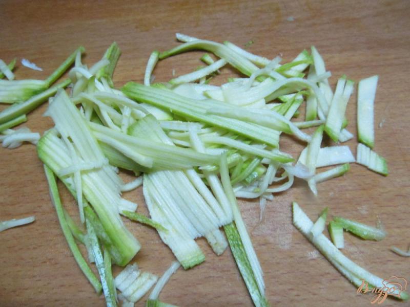 Фото приготовление рецепта: Салат из шампиньона с кабачком шаг №2