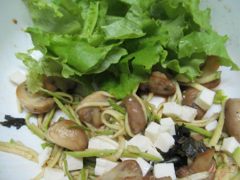 Фото приготовление рецепта: Салат из шампиньона с кабачком шаг №5