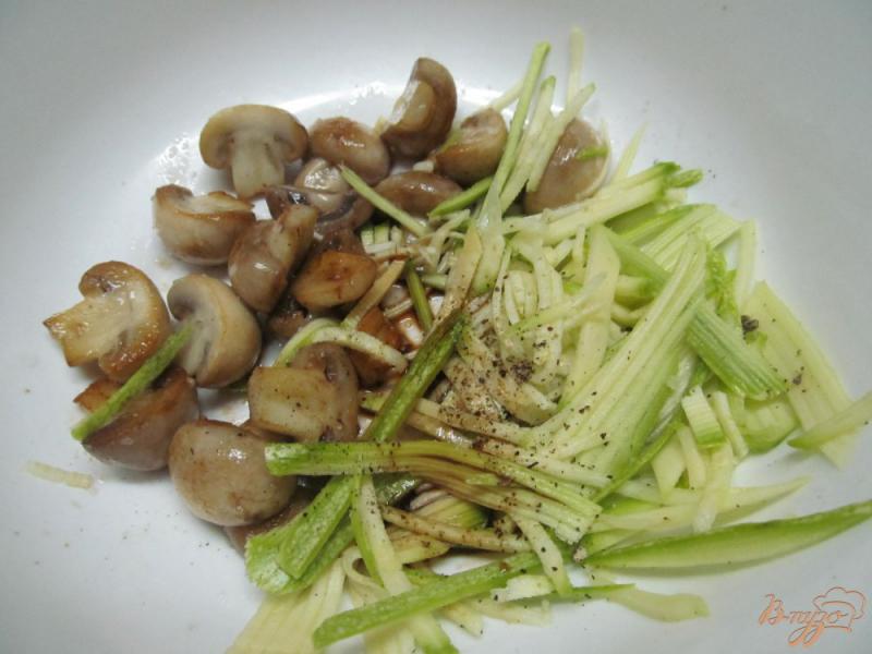 Фото приготовление рецепта: Салат из шампиньона с кабачком шаг №4