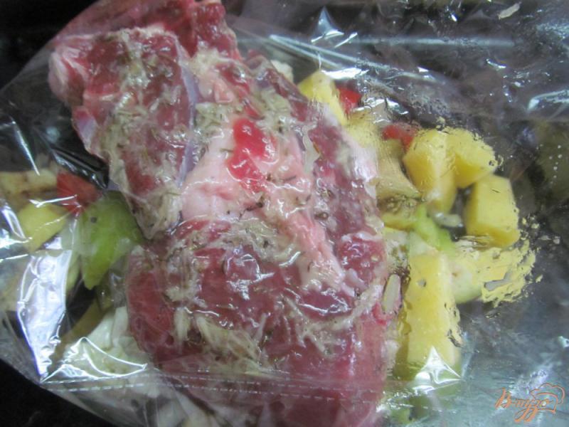 Фото приготовление рецепта: Запеченная баранина с овощами в рукаве шаг №6
