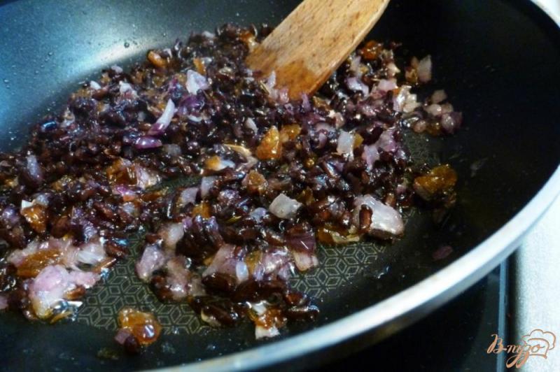 Фото приготовление рецепта: Баклажаны,фаршированные черным рисом,изюмом и брынзой шаг №3