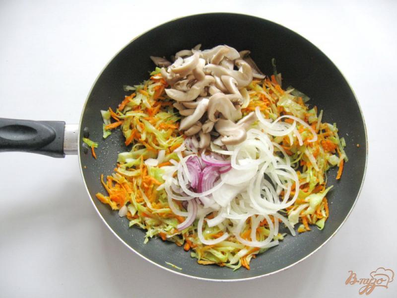 Фото приготовление рецепта: Капуста тушёная с овощами и грибами шаг №7