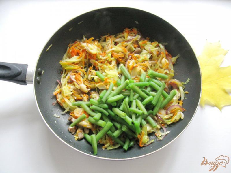 Фото приготовление рецепта: Капуста тушёная с овощами и грибами шаг №8