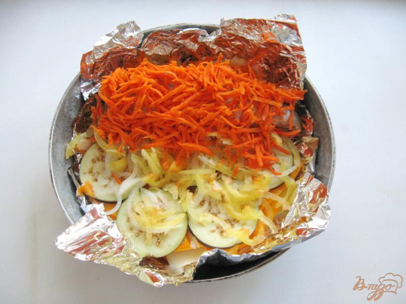 Фото приготовление рецепта: Скумбрия на овощной подушке в духовке шаг №9