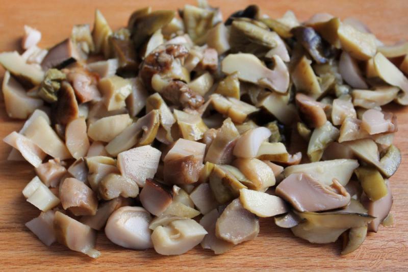 Фото приготовление рецепта: Красный борщ с фасолью и лесными грибами шаг №4
