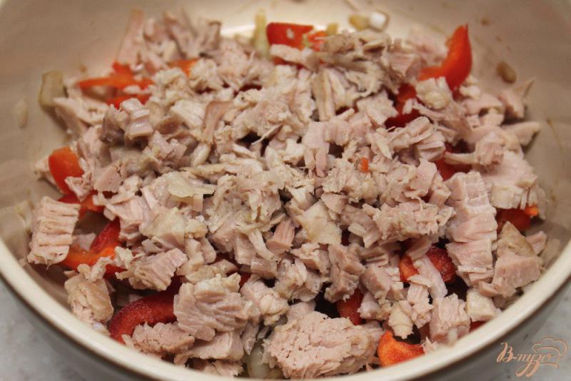Фото приготовление рецепта: Мясной салат с маринованным луком, черносливом и перцем шаг №3