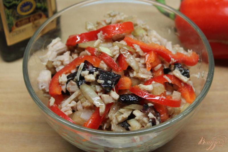 Фото приготовление рецепта: Мясной салат с маринованным луком, черносливом и перцем шаг №6