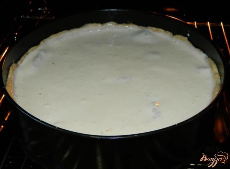 Фото приготовление рецепта: Грушевый пирог с грецкими орехами шаг №6