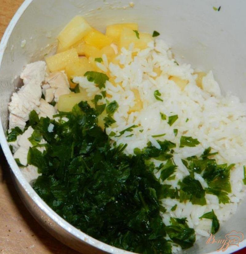 Фото приготовление рецепта: Салат с грибами и ананасами шаг №3