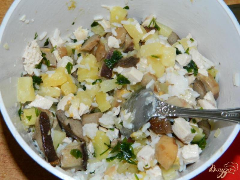 Фото приготовление рецепта: Салат с грибами и ананасами шаг №4