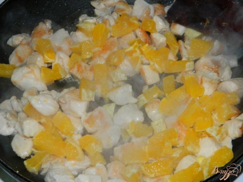 Фото приготовление рецепта: Курица с фасолью в апельсиновом соусе шаг №3
