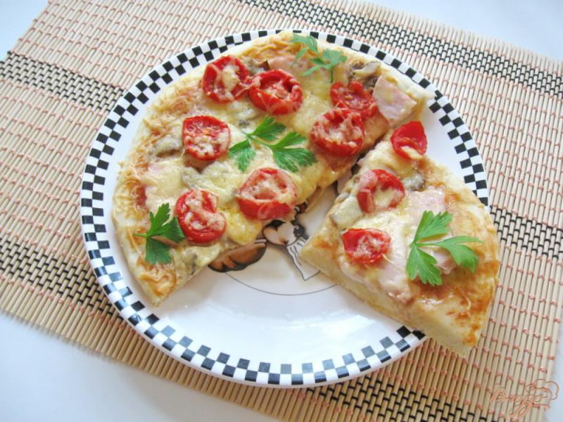 Фото приготовление рецепта: Пицца с ветчиной и грибами шаг №7