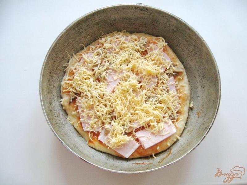 Фото приготовление рецепта: Пицца с ветчиной и грибами шаг №5