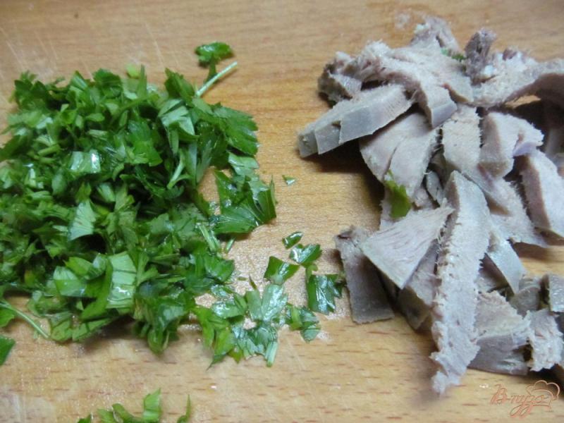 Фото приготовление рецепта: Капустный салат с языком шаг №4