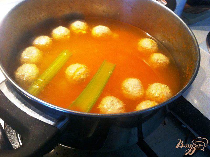 Фото приготовление рецепта: Суп из фрикаделек с  вермишелью для деток шаг №5