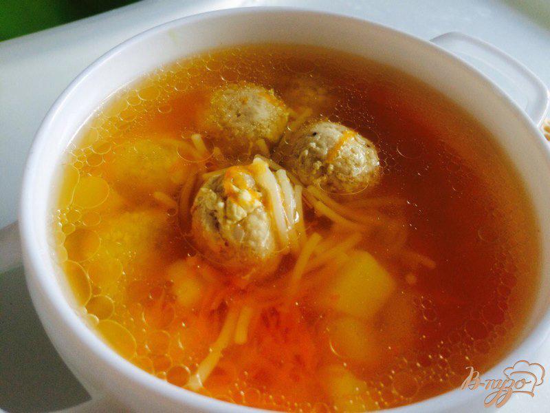 Фото приготовление рецепта: Суп из фрикаделек с  вермишелью для деток шаг №7