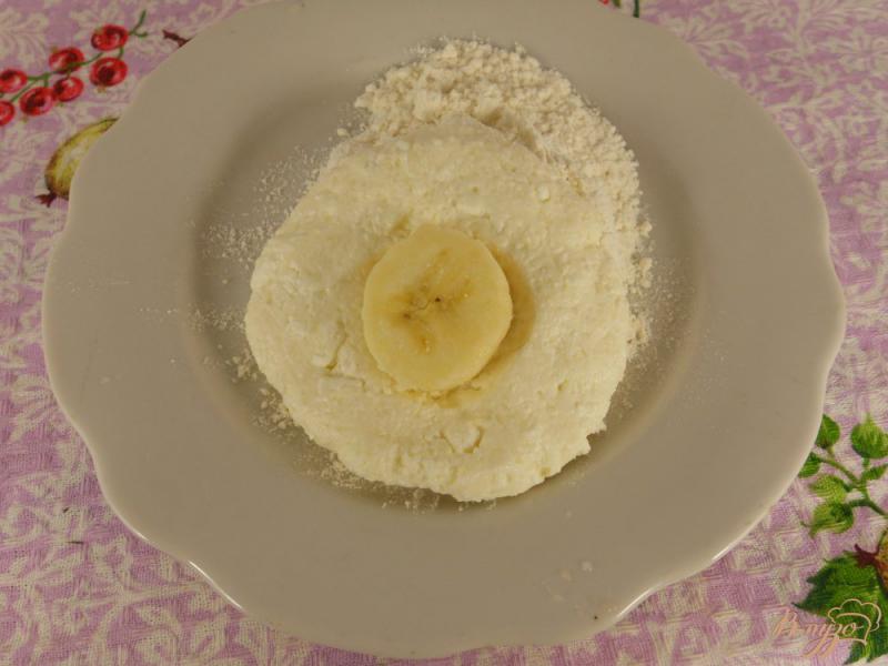 Фото приготовление рецепта: Кокосовые сырники с бананом шаг №3