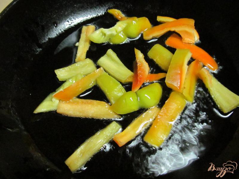 Фото приготовление рецепта: Салат из мяса с перцем и фасолью шаг №2