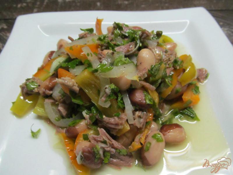 Фото приготовление рецепта: Салат из мяса с перцем и фасолью шаг №6