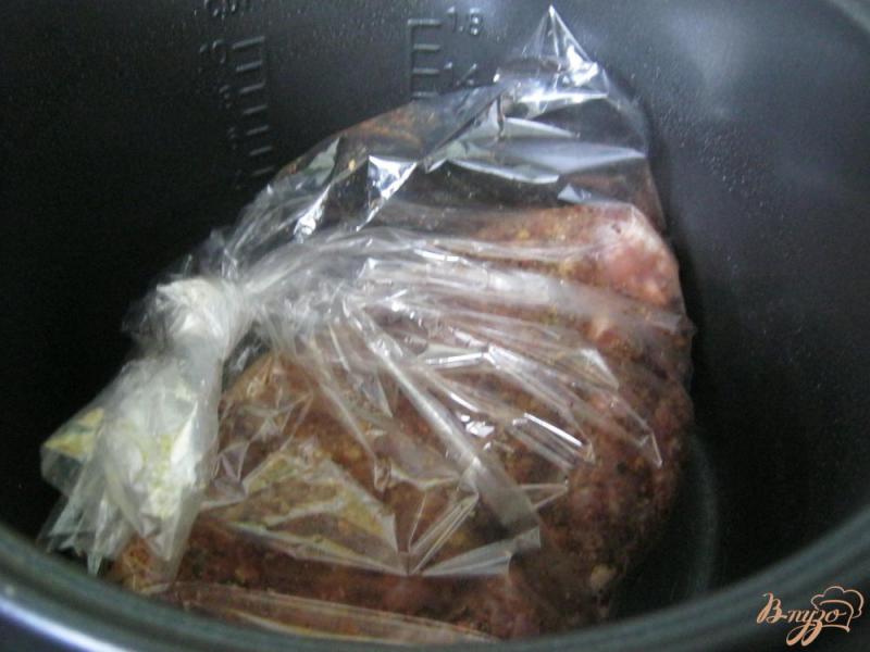 Фото приготовление рецепта: Свиной окорок, запеченный в пакете шаг №3