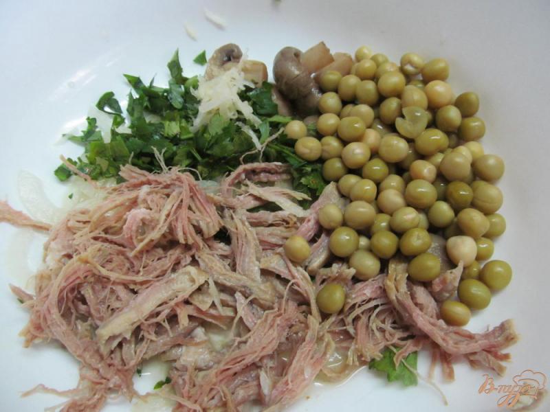 Фото приготовление рецепта: Мясной салат с маринованными грибами шаг №2