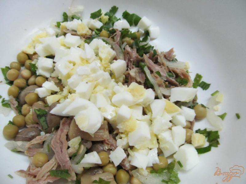 Фото приготовление рецепта: Мясной салат с маринованными грибами шаг №3