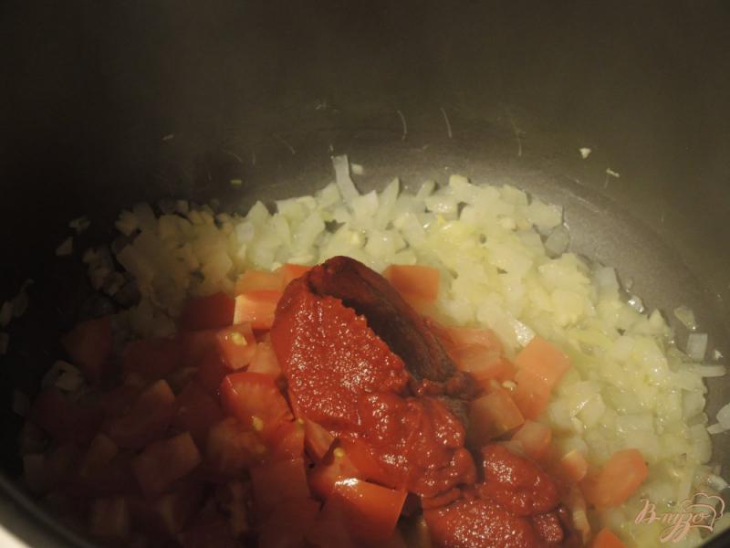 Фото приготовление рецепта: Томатный суп с треской в мультиварке шаг №5